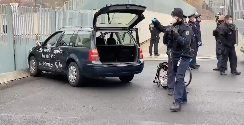 Βερολίνο: Έπεσε με το αυτοκίνητο στην πύλη της Καγκελαρίας διαμαρτυρόμενος για τα μέτρα κατά της Covid!