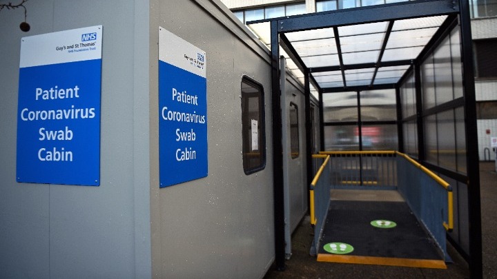 Κορονοϊός Βρετανία: Νοσοκομεία εκστρατείας και κλείσιμο σχολείων στο Λονδίνο