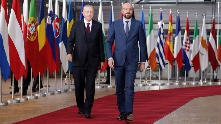 Ο Ερντογάν βυθίζεται, η οικονομία καταρρέει και η ΕΕ του δίνει σωσίβιο