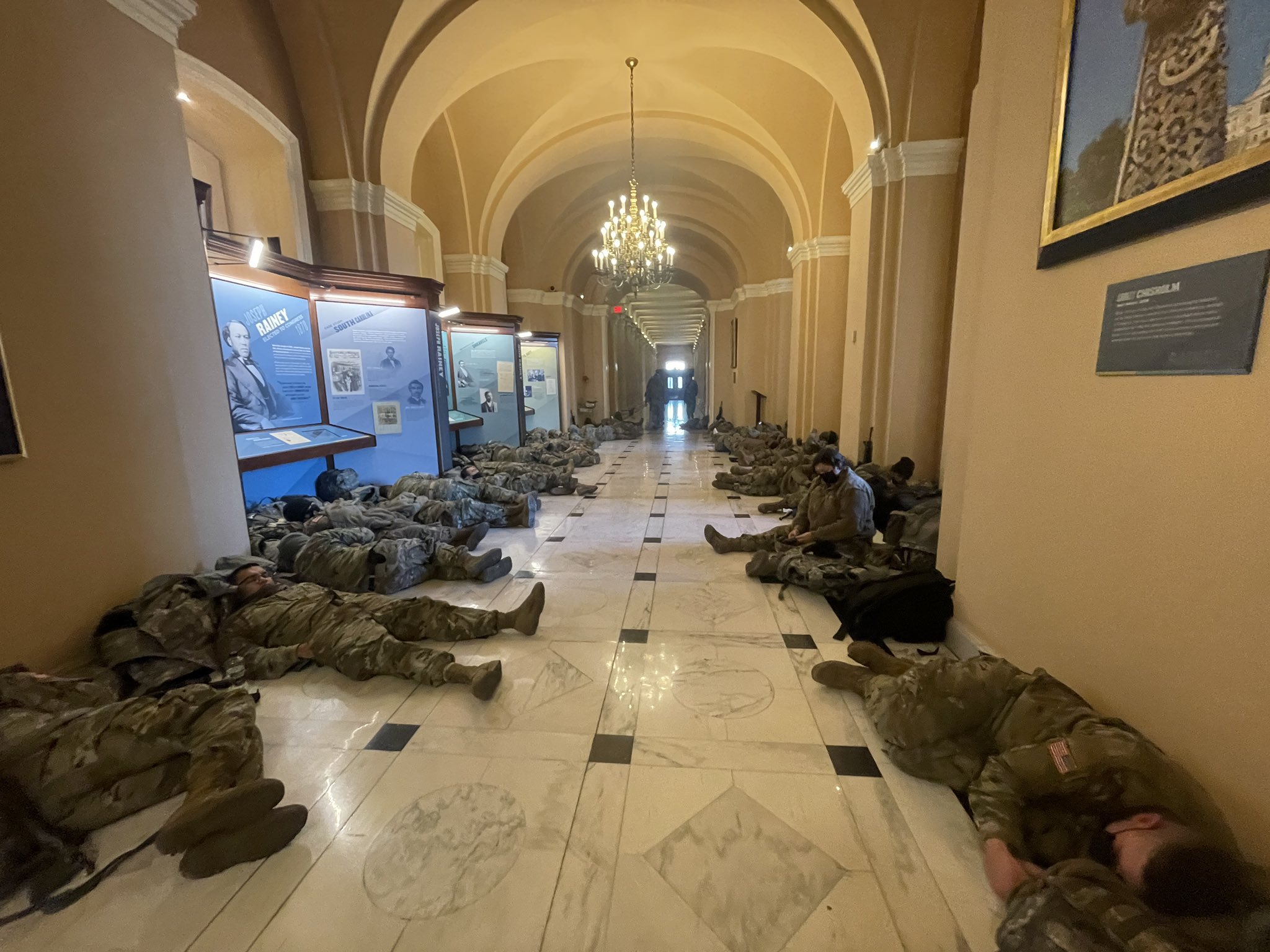 ΗΠΑ: Στο Καπιτώλιο η Εθνοφρουρά κοιμάται στο πάτωμα εν όψει ορκωμοσίας Μπάϊντεν!