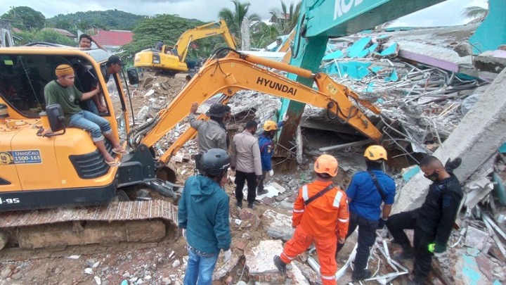 Ινδονησία - Σεισμός 6,2 βαθμών: Τουλάχιστον 35 οι νεκροί