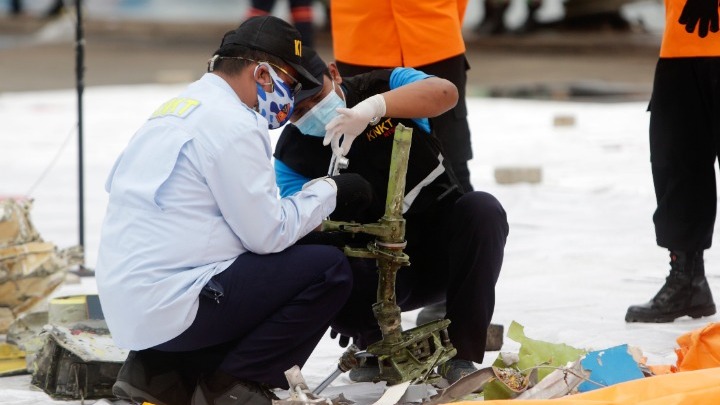 Βρέθηκαν τα μαύρα κουτιά του Boeing που συνετρίβη στην Ινδονησία-Βίντεο