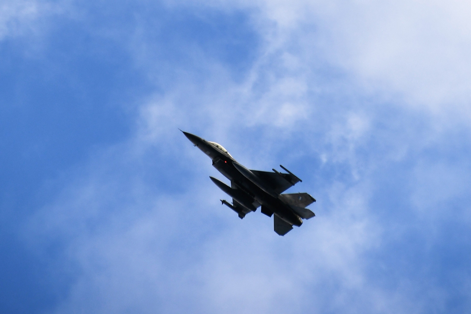 Μαχητικό αεροσκάφος «διασταυρώθηκε» με ανεμόπτερα στην Κορινθία! Βίντεο