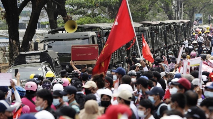 Μιανμάρ: Χιλιάδες άνθρωποι διαδηλώνουν στη Ρανγκούν