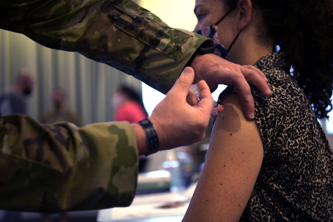 Οι εμβολιασμένοι «πληρώνουν το μάρμαρο» στις Ένοπλες Δυνάμεις