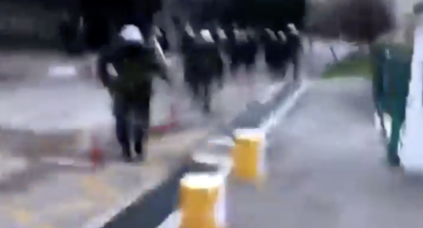 Στην Ελλάδα τέτοιες μέρες οι δημοσιογράφοι πρέπει να ΄ναι γρήγοροι! Βίντεο από ΑΠΘ