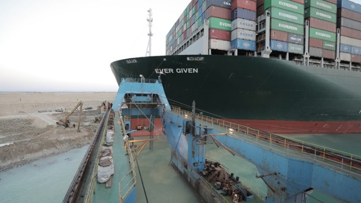 Σουέζ: Πληροφορίες ότι αποκολλήθηκε το πλοίο Ever Given