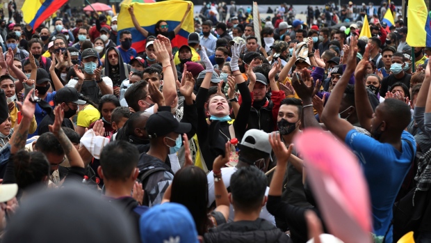 Κολομβία: Ο στρατός στους δρόμους, νεκροί διαδηλωτές αλλά η 
