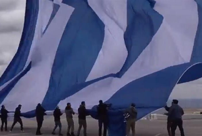 Η μεγαλύτερη Ελληνική σημαία του κόσμου με αερόστατο πάνω από τη λίμνη