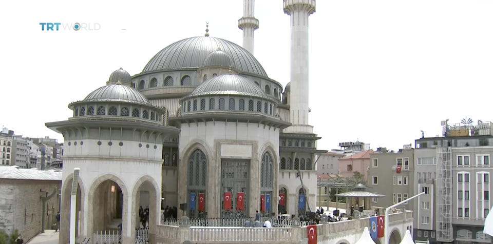 Ο Ερντογάν εγκαινίασε τέμενος στην πλατεία Ταξίμ όπου η εξουσία του είχε αμφισβητηθεί