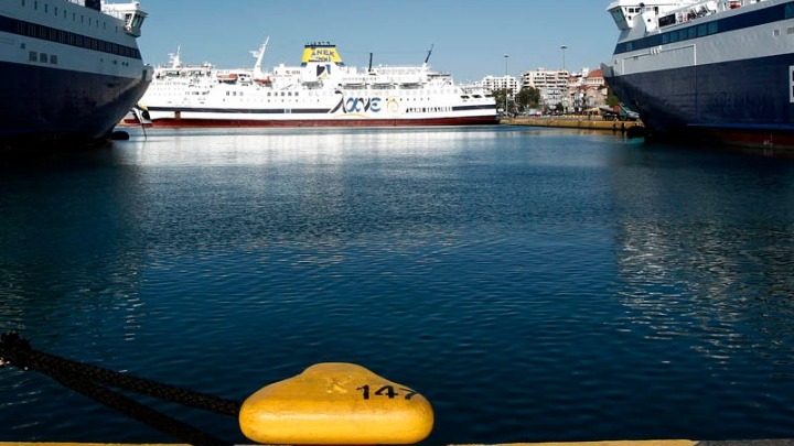 Απεργία στο λιμάνι παρά την απαγόρευση της, δένουν τα πλοία
