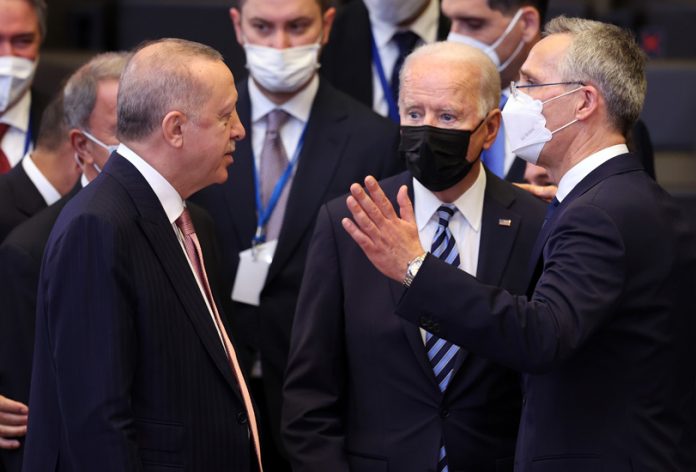 “Οι ΗΠΑ προσπαθούν να εξηγήσουν στον Ερντογάν ότι δεν μπορεί η Τουρκία να φύγει από το ΝΑΤΟ”
