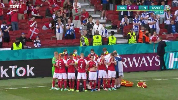 Euro 2020: Η ΟΜΑΔΑ Δανία τη στιγμή που προστατεύει τον Έρικσεν!
