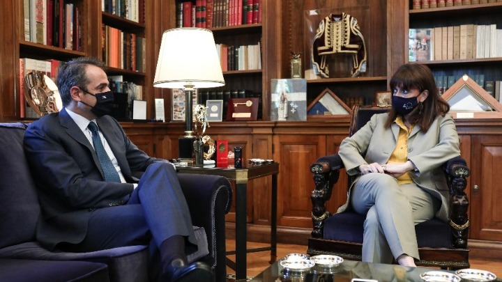 Συνάντηση πρωθυπουργού με την ΠτΔ, χωρίς ούτε λέξη για όσα κάνει η Τουρκία