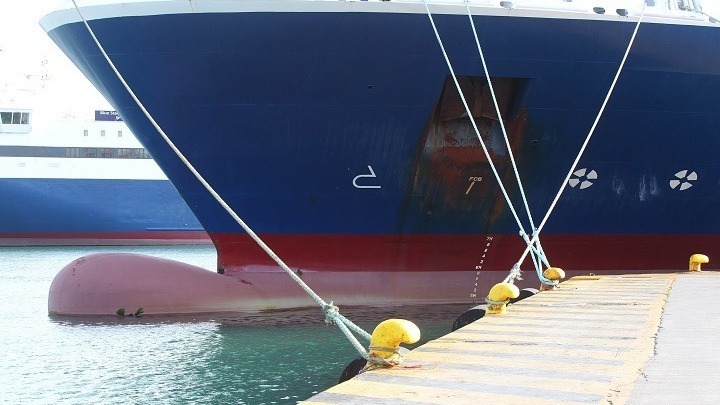 Πρόσκρουση πλοίου με 591 επιβάτες στο λιμάνι της Αίγινας