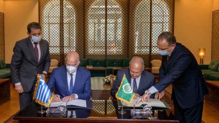 Μνημόνιο συνεργασίας υπέγραψε στο Κάιρο, ο ΥΠΕΞ Δένδιας με τον ΓΓ του Αραβικού Συνδέσμου