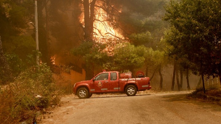 Φωτιά στην Πάτρα, εκκενώνονται οικισμοί απειλούνται σπίτια