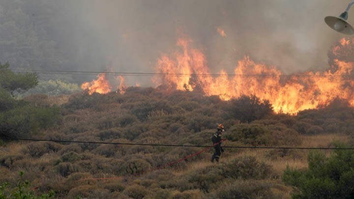 Κεφαλονιά: Μαίνεται φωτιά σε δασική έκταση