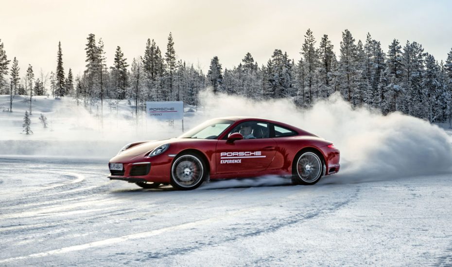 Ντριφτάροντας με τις Porsche στο χιόνι (βίντεο)