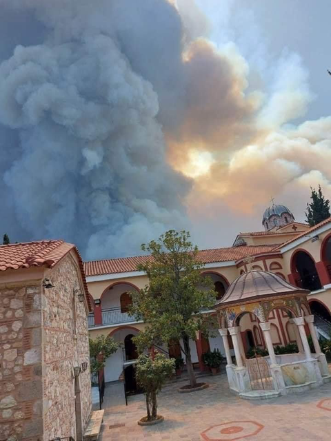 Οι φλόγες στο μοναστήρι του Οσίου Δαυίδ! Φωτογραφίες