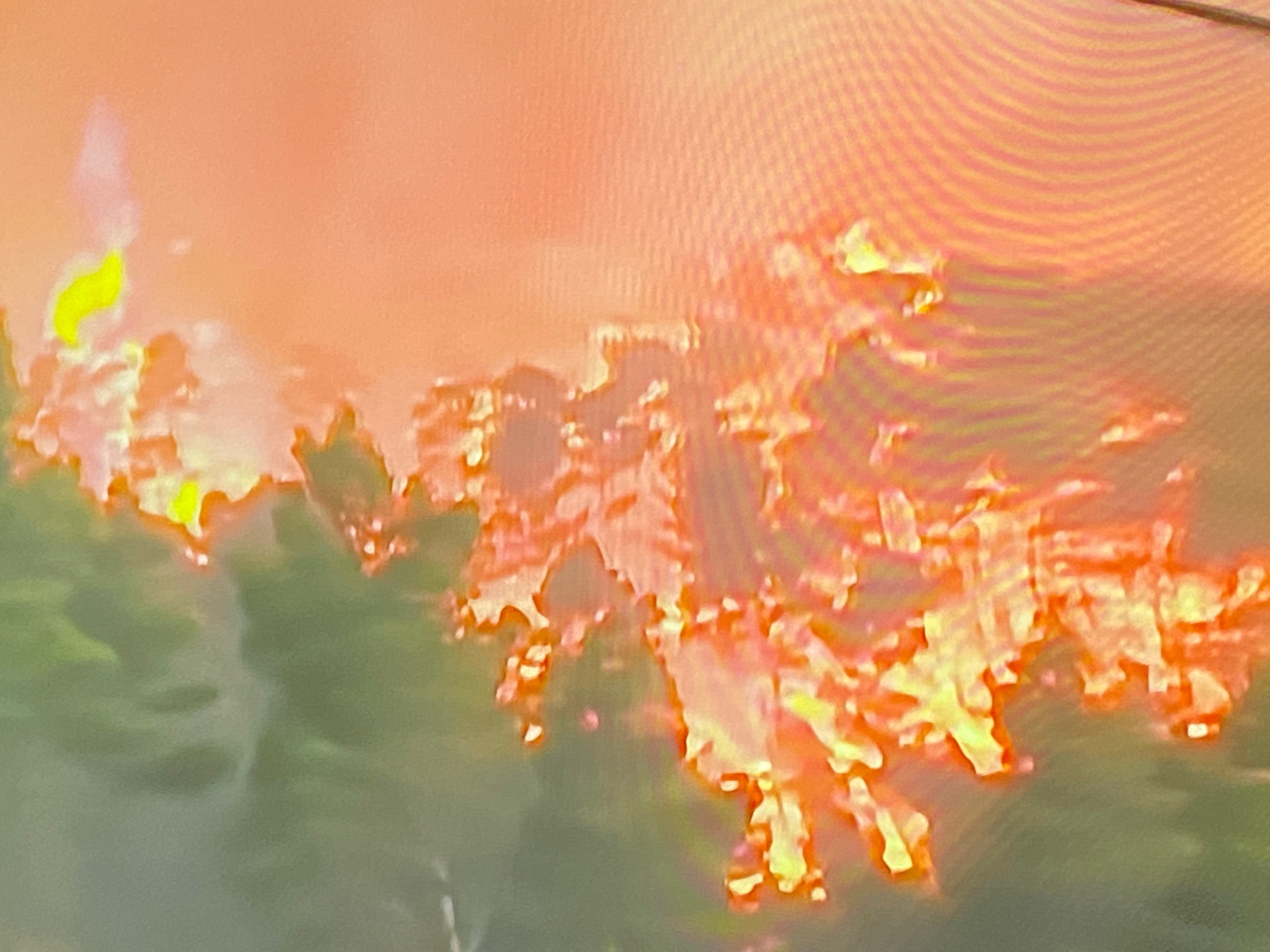 Πύρινη λαίλαπα! Καίγεται η Δροσοπηγή, εκκενώνεται το Κρυονέρι, πληροφορία για εγκλωβισμένο