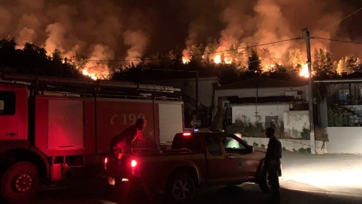 Η βόρεια Εύβοια εξακολουθεί να είναι παραδομένη στις φλόγες