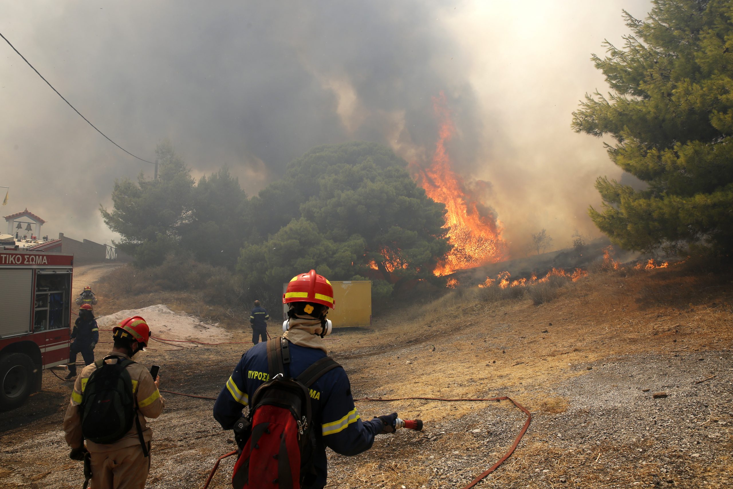 Ανεξέλεγκτη η φωτιά στα Βίλια έχει κάψει σπίτια και κατευθύνεται στο πεδίο βολής!