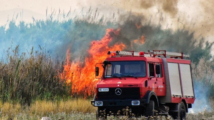 Φωτιά στην Κερατέα, εκκενώθηκαν 4 οικισμοί