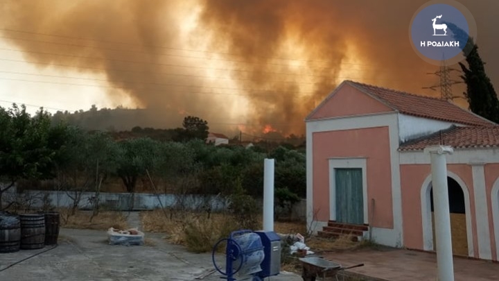 Καίγεται η Ρόδος! Ανεξέλεγκτη η φωτιά, εκκένωση οικισμών και στρατοπέδου
