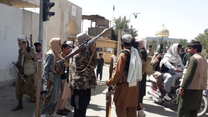  Οι Ταλιμπάν προελαύνουν και παίρνουν τον οπλισμό του εχθρού