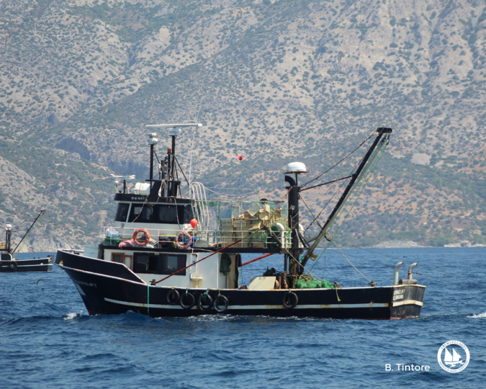 Τουρκικά αλιευτικά 1,5 μίλι από ελληνικά νησιά αλλά κάντε ησυχία μη χαλάσει το «καλό κλίμα»