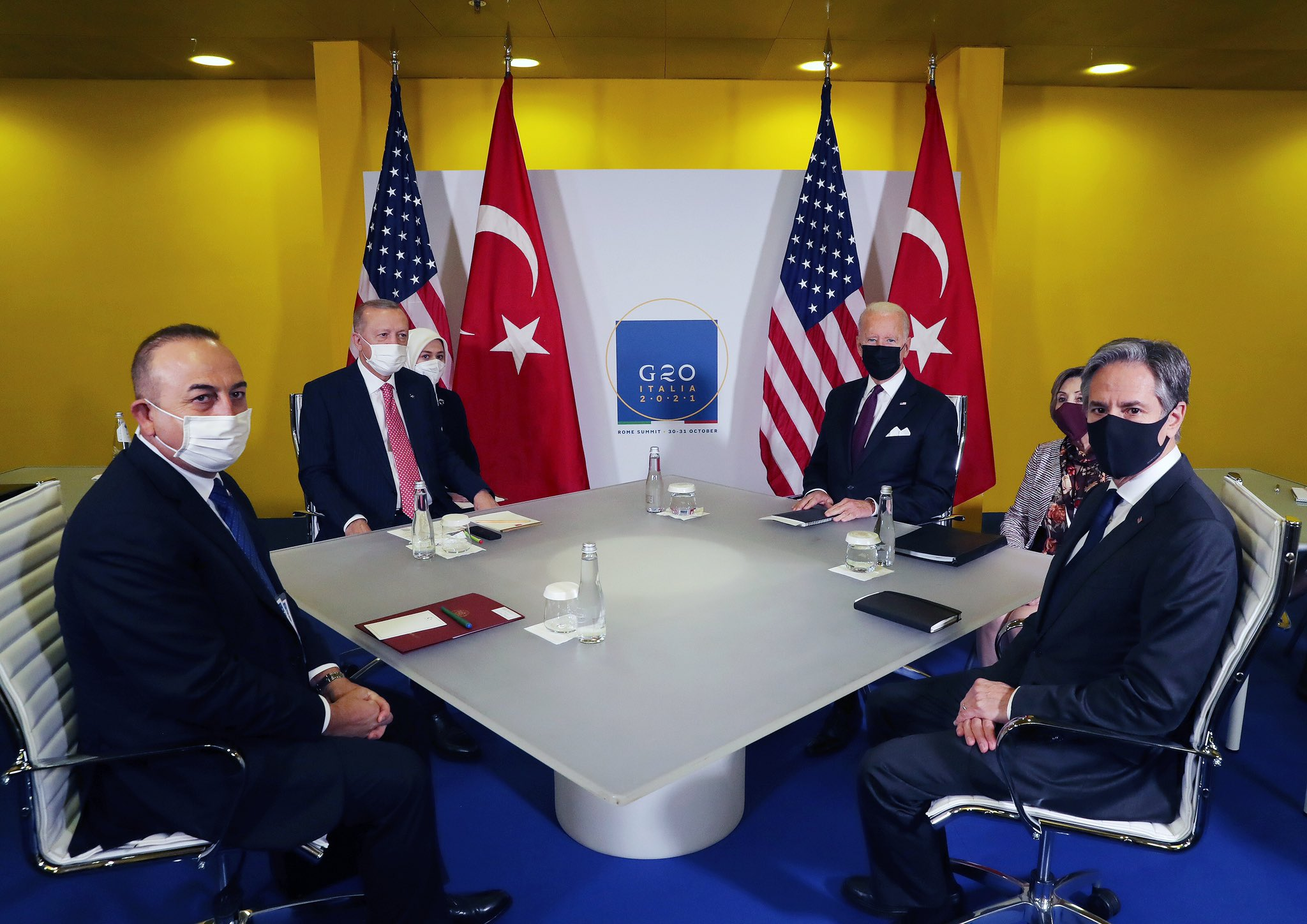 Η υγεία του Ερντογάν «εργαλείο» στη μάχη της διαδοχής του, οι δημοσκοπήσεις και η μαντηλοφορούσα διερμηνέας