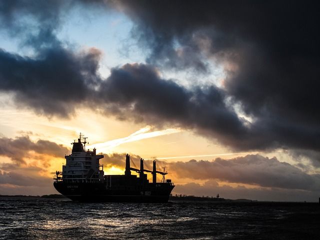 Σύγκρουση φορτηγών πλοίων στη Βαλτική! Άνθρωποι στη θάλασσα