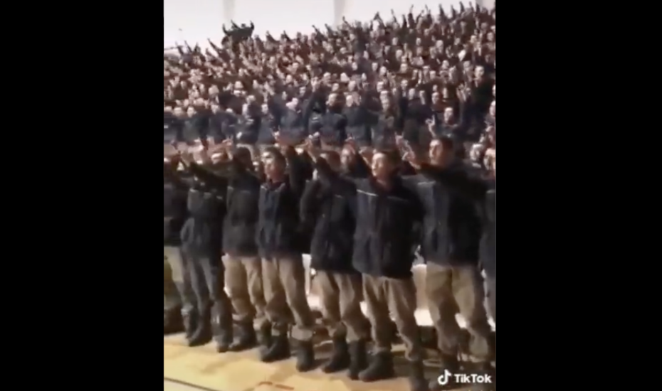 Εκατοντάδες Τούρκοι αστυνομικοί τραγουδούν τον ύμνο των Γκρίζων Λύκων! Αυτή τη χώρα αποχαιρέτησε η Μέρκελ-Βίντεο