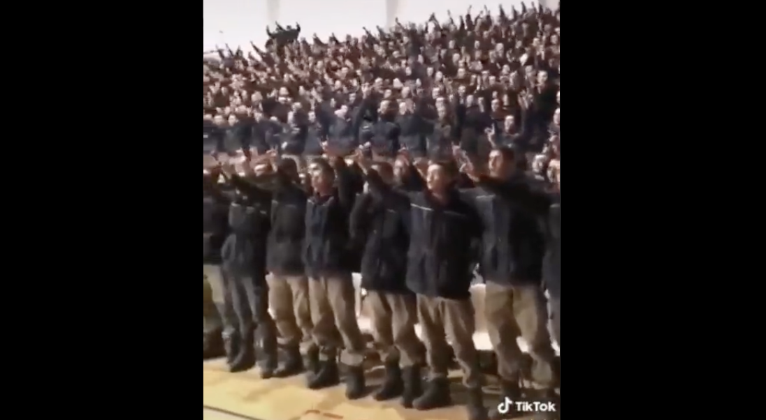 Εκατοντάδες Τούρκοι αστυνομικοί τραγουδούν τον ύμνο των Γκρίζων Λύκων! Αυτή τη χώρα αποχαιρέτησε η Μέρκελ-Βίντεο