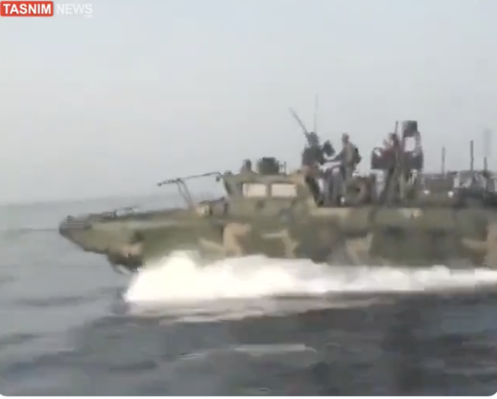 Ιράν: Πλάνα από καταδίωξη αμερικανικών πολεμικών πλοίων μετέδωσε η ιρανική τηλεόραση