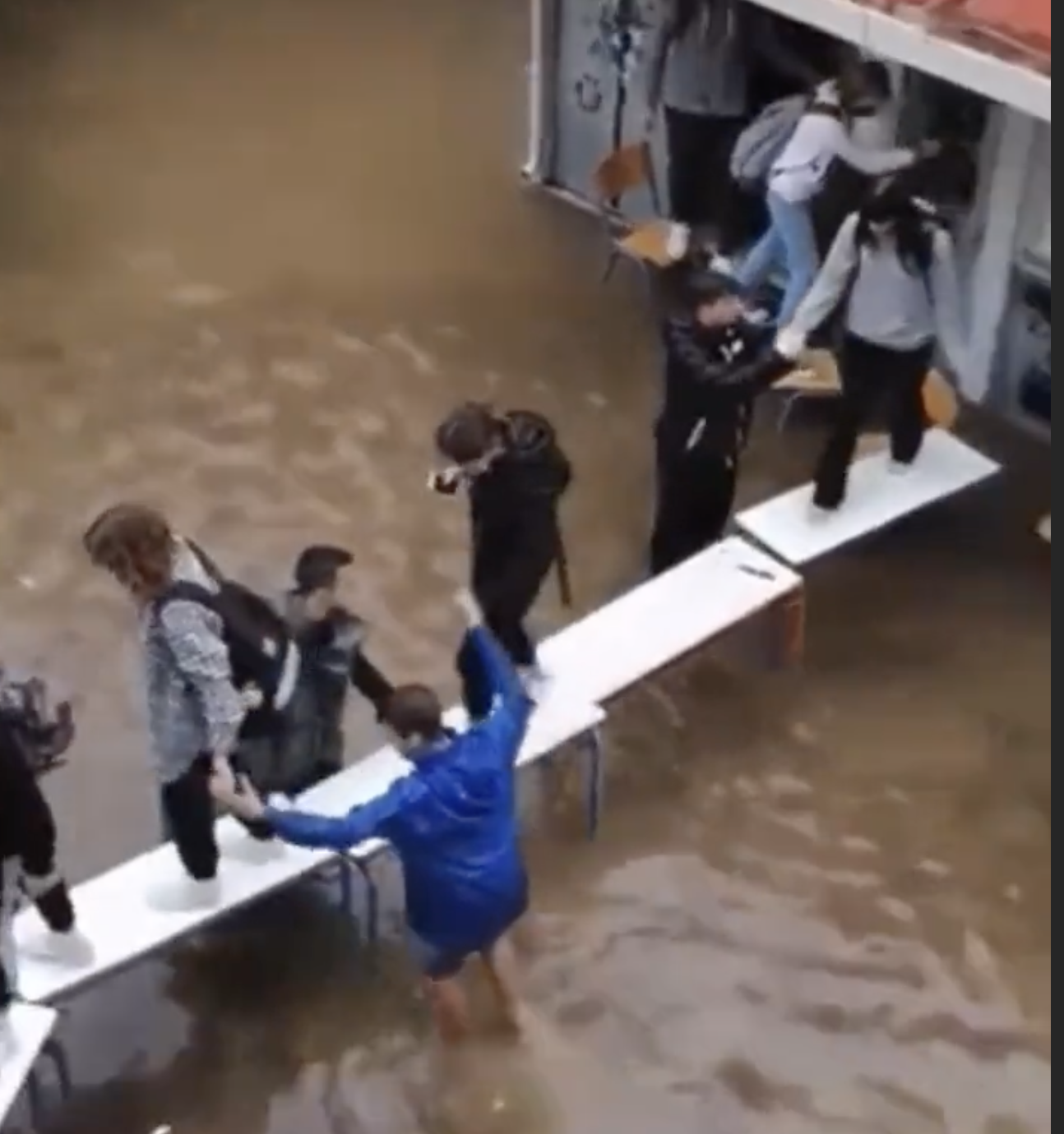 Κακοκαιρία πλημμύρες: Σχολείο πλημμύρισε στη Ν.Φιλαδέλφεια! Βίντεο