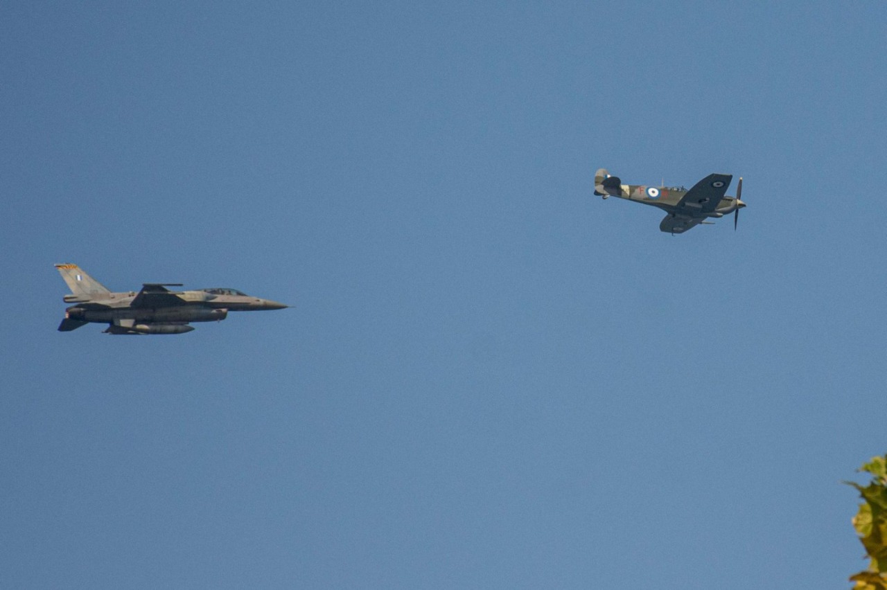 Spitfire και F-16 μαζί στον ουρανό της Θεσσαλονίκης-Βίντεο