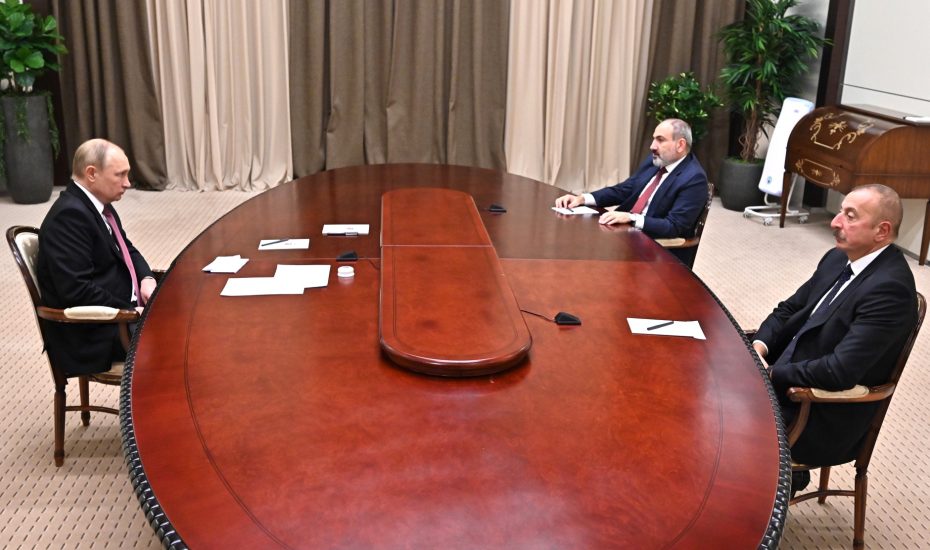 Ο Πούτιν κάθισε στο ίδιο τραπέζι τον πρωθυπουργό της Αρμενίας και τον πρόεδρο του Αζερμπαϊτζαν
