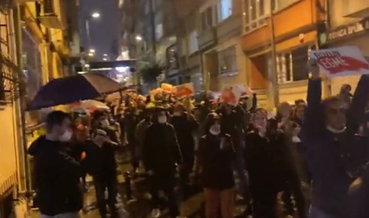 «Παραιτηθείτε»! Τούρκοι βγήκαν στους δρόμους και ζητούν από το AKP του Ερντογάν να φύγει- Βίντεο