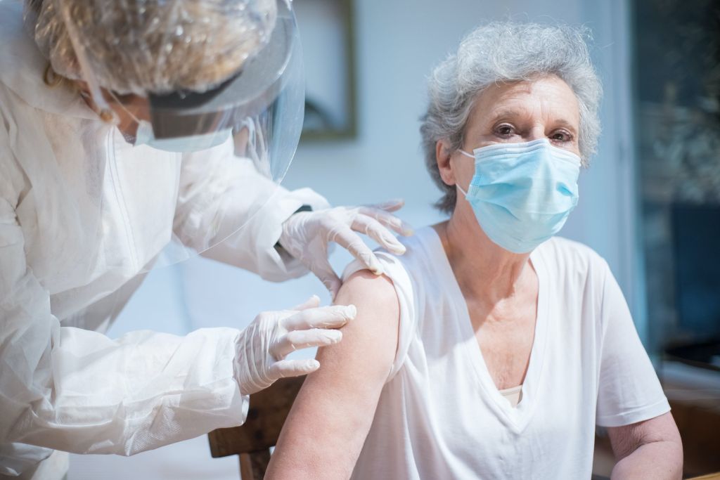 ΠΟΥ: Πιθανό οι νέες μεταλλάξεις να γίνονται πλήρως ανθεκτικές στα εμβόλια
