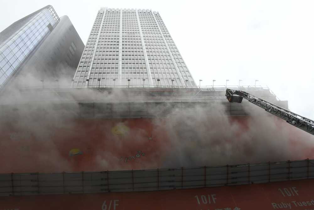 Χονγκ Κονγκ: Πυρκαγιά στον ουρανοξύστη World Trade Center επιχείρηση απεγκλωβισμού 300 ανθρώπων-Βίντεο