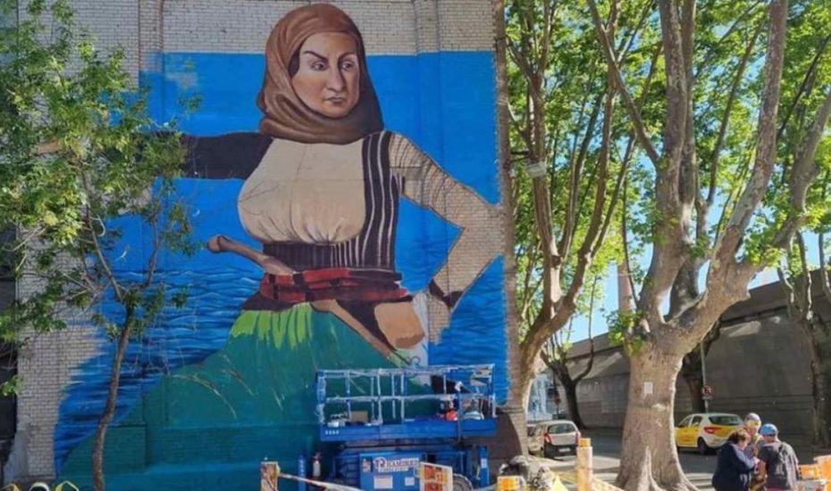 Το επιβλητικό γκράφιτι με τη Λασκαρίνα Μπουμπουλίνα στην Ουρουγουάη