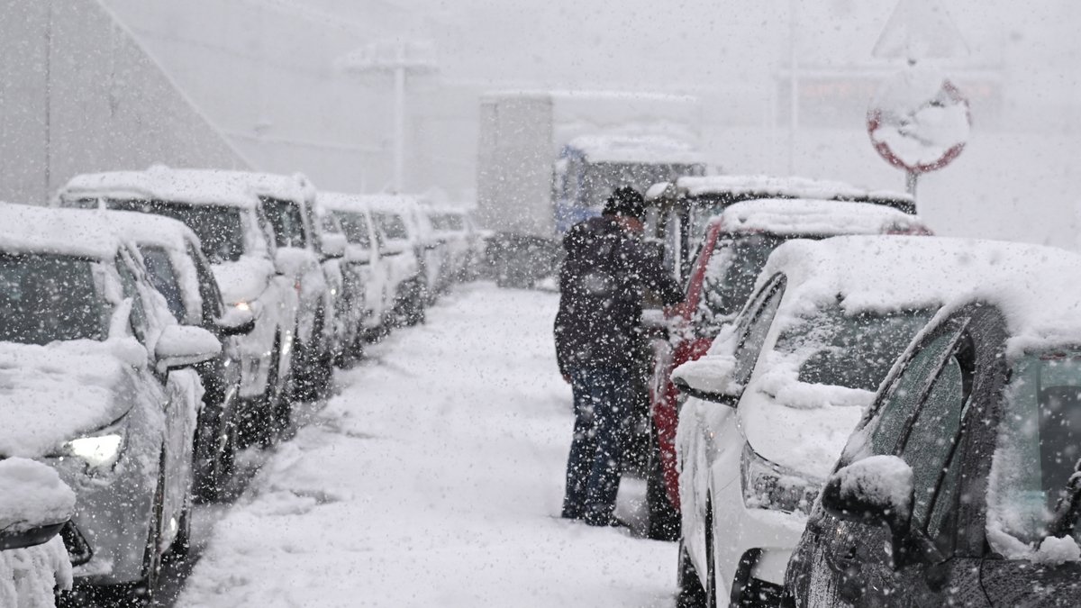 Βατερλό στην Αττική Οδό! Χιλιάδες άνθρωποι εγκλωβισμένοι μέσα στο κρύο και στο χιόνι!