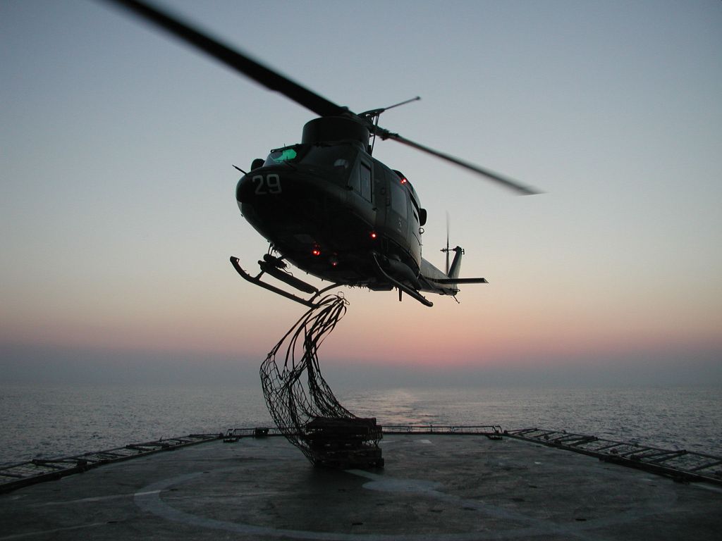 ελικόπτερο ΠΝ σε φρεγάτα