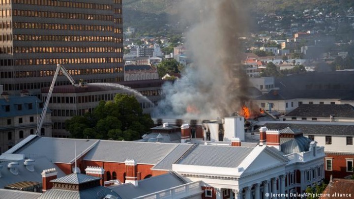 Νότια Αφρική: Πυρκαγιά στο Κοινοβούλιο