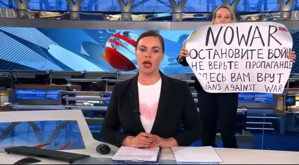 Μαρίνα Οβσιάνικοβα: Αρνείται πρόταση του Μακρόν για άσυλο - «Είμαι πατριώτισσα, δεν φεύγω από τη Ρωσία»