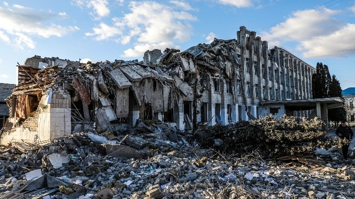 Κατάσταση πολιορκίας σε Κίεβο και Μαριούπολη