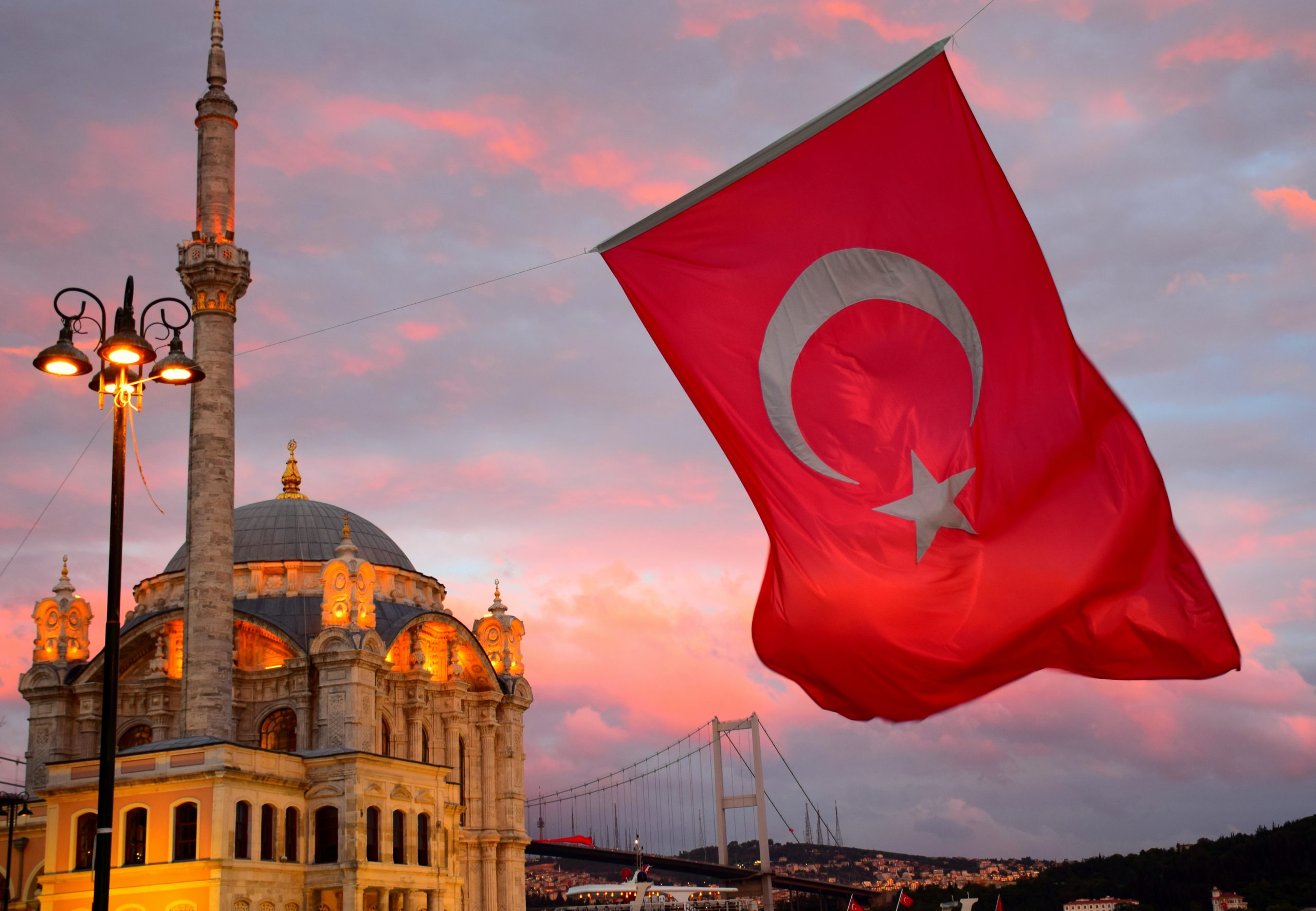 Η Τουρκία σε επιθετικό παροξυσμό και στην Ελλάδα οι τηλεοράσεις παίζουν τουρκικά σήριαλ!