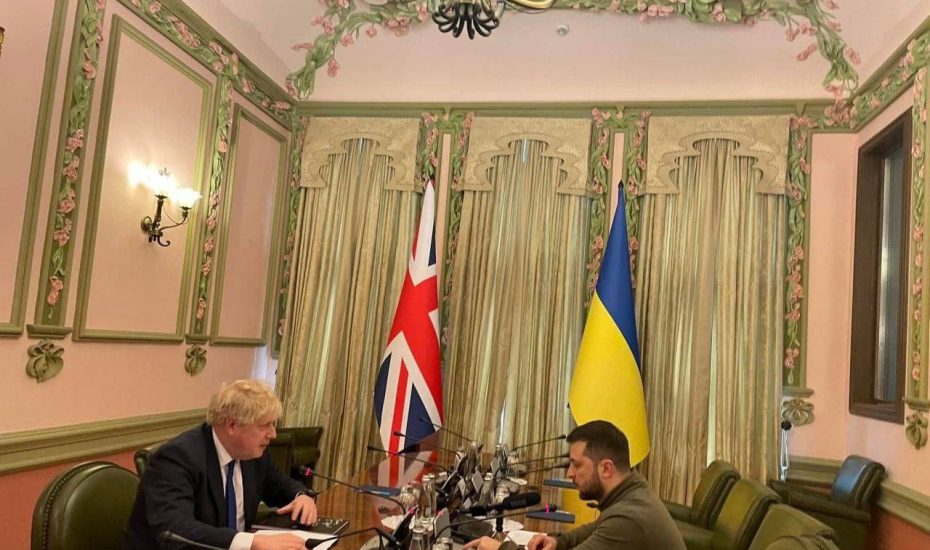 Η Βρετανία εξοπλίζει την Ουκρανία και η Ρωσία κατηγορεί ευθέως το Κίεβο ότι βομβάρδισε τους αμάχους στο Κράματορσκ